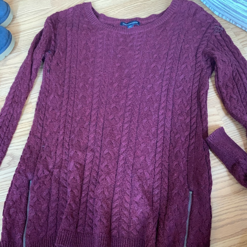 Burgundy American Eagle top medium